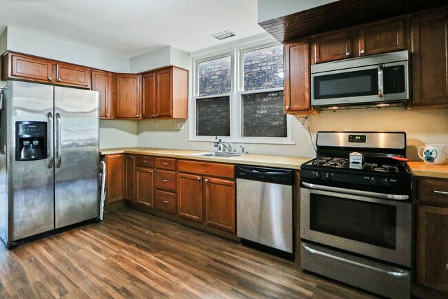 Building Photo - 1931 W Addison St