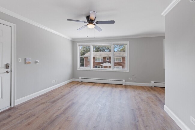 Foto del edificio - Rehabbed 2 Bedroom In Prime Lake Bluff Location - Pet Friendly - Free Parking!