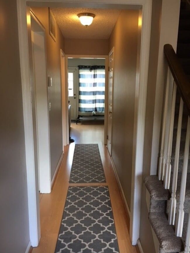 Building Photo - 2BD + Office Space/2.5 Bath - Townhome in ...