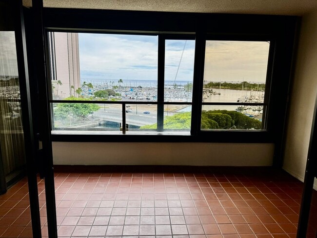 Building Photo - Yacht Harbor Towers- Diamond Head towers-9th floor-Marina/ocean views.