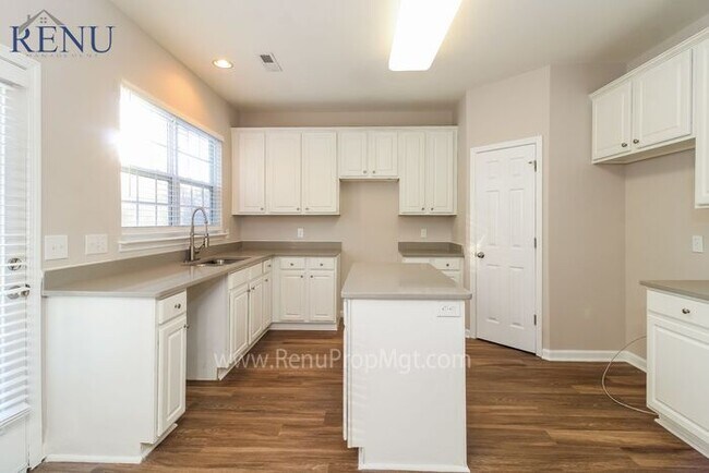 Building Photo - 1566 Pondhaven Dr