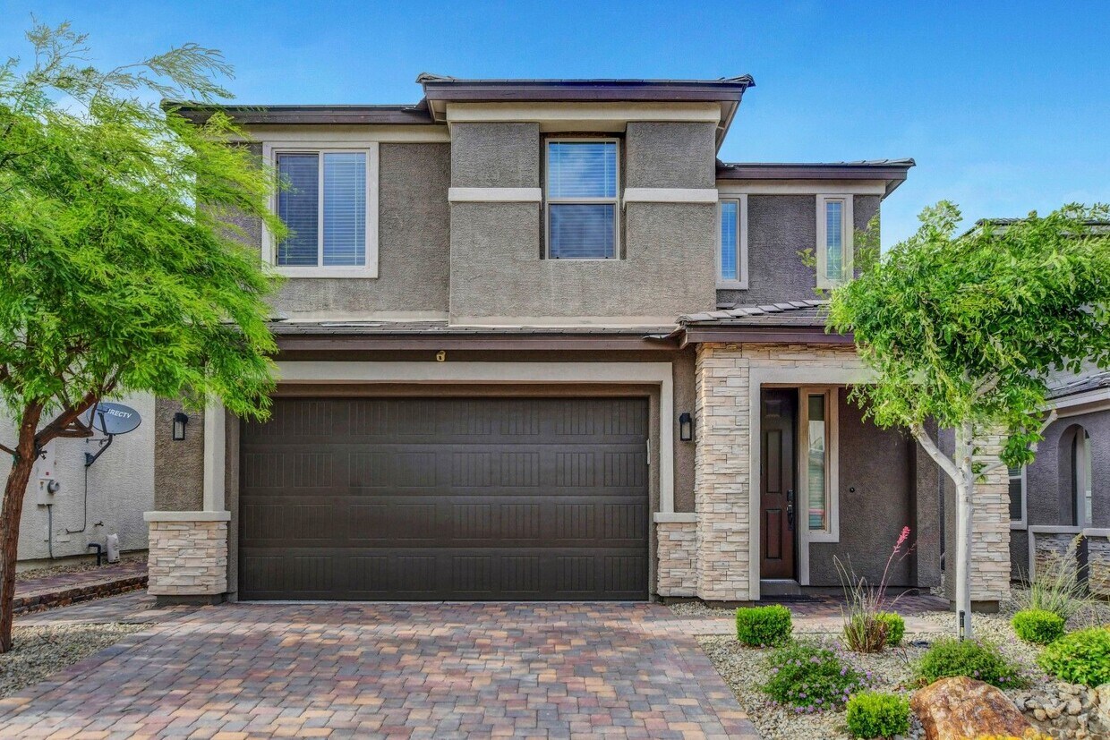 Foto principal - Beautifully Upgraded 4 Bedroom, Two Story ...