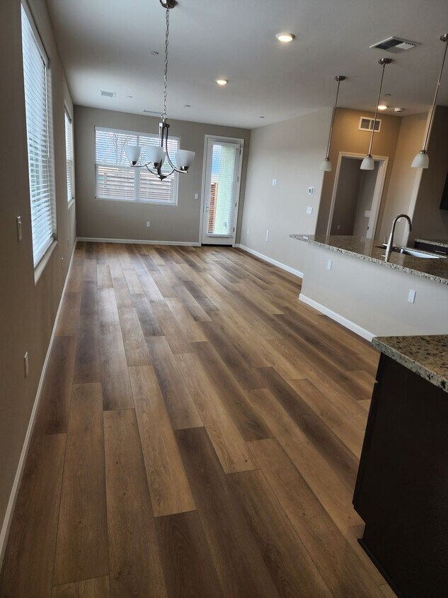 Foto principal - 4/2.5 Modern & Beautiful Townhome in Minden