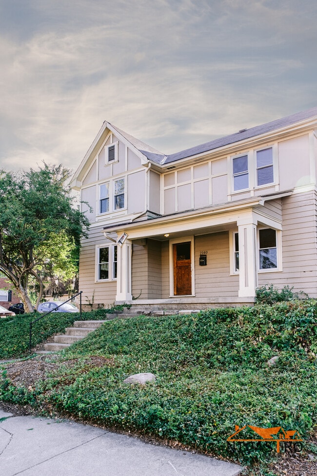 Building Photo - 2140 Waldeck Ave