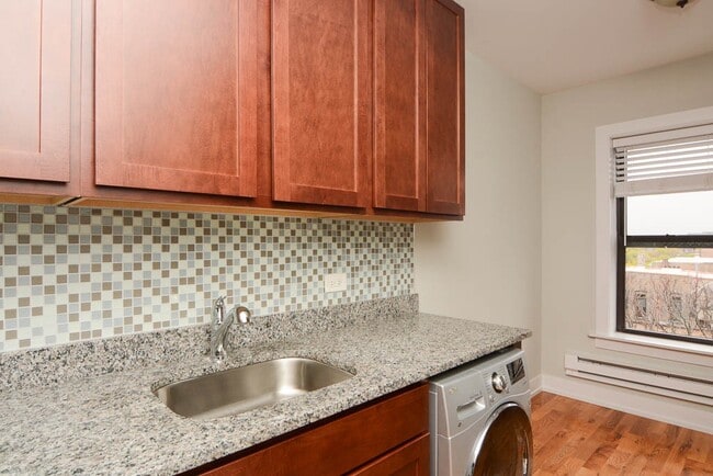 Building Photo - 555 W Arlington Pl