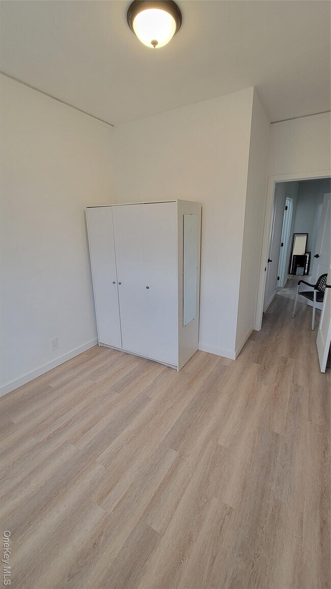 Foto del edificio - 60-24 Wetherole St