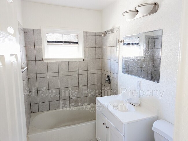Foto del edificio - 1744 E 65th St