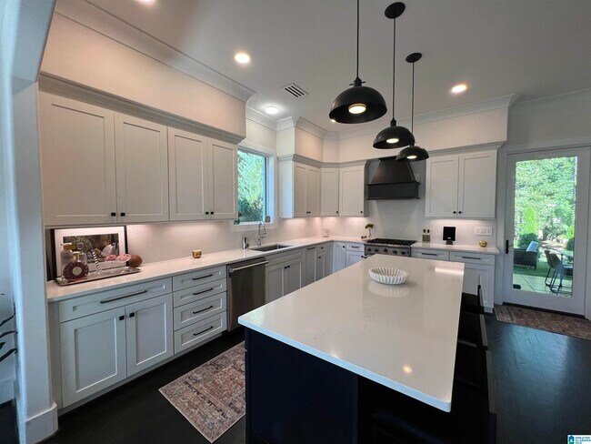 Building Photo - 3761 Villa Dr