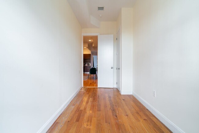 Building Photo - ROOM ONLY in 3-bed/2.0-bath Home