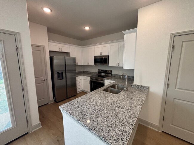 Foto del edificio - Modern 3-Bedroom Duplex with Upgrades in M...