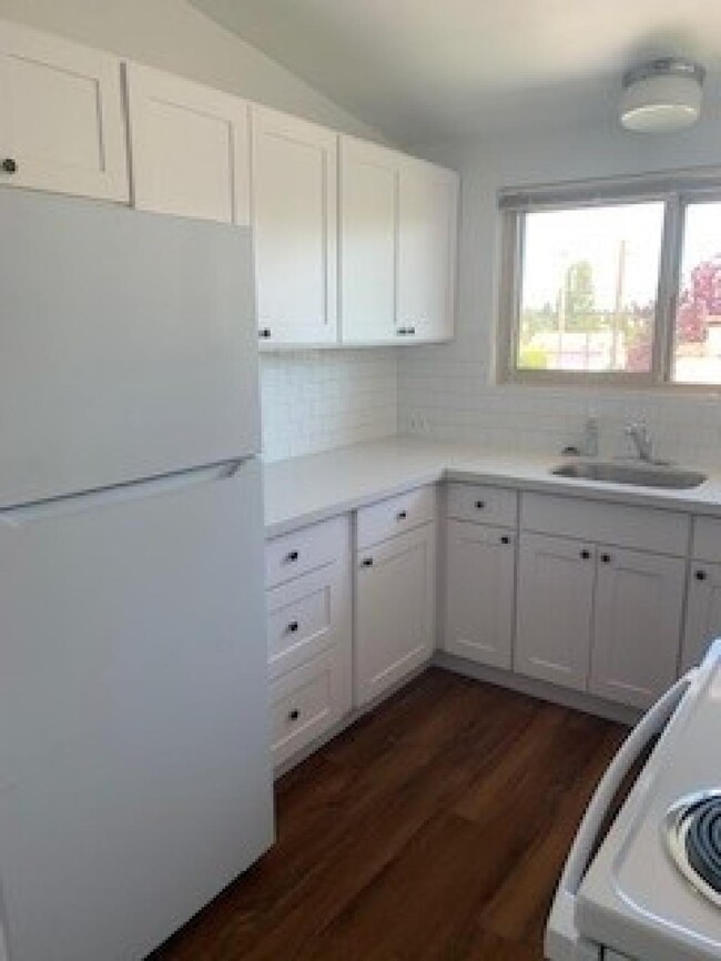 Building Photo - Stewart 5-Plex - 1 bedroom