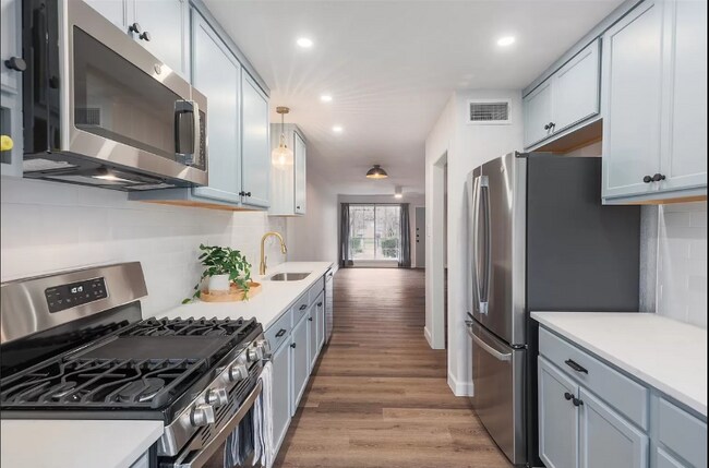 Building Photo - 2425 Ashdale Dr