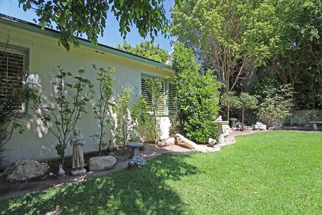 Foto del edificio - 14429-14431 1/2 Dickens St