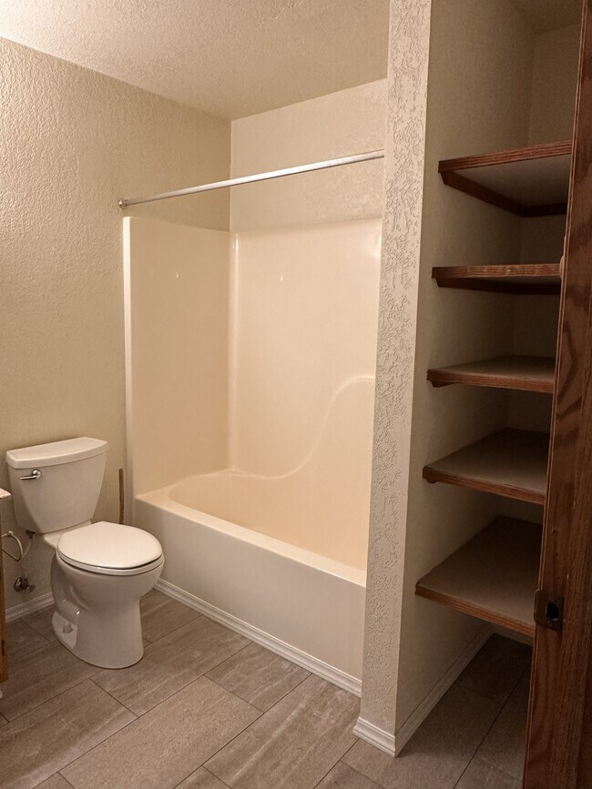 Baño en la planta baja con área de almacenamiento - 1008 Remington St