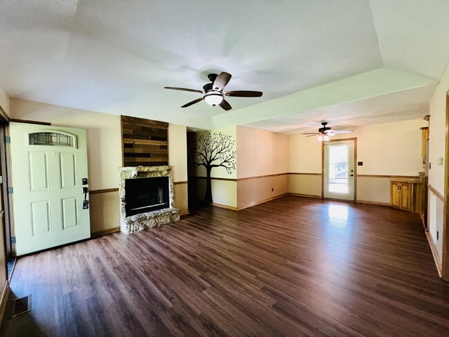 Building Photo - Charming 3-Bed, 2-Bath Home with back yard...