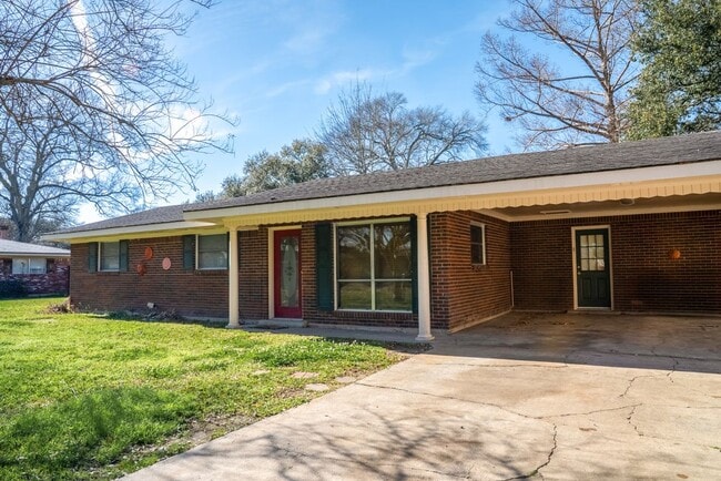 Building Photo - 213 Birch Dr