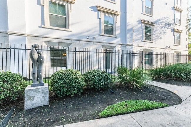 Building Photo - 3501 Chenevert St