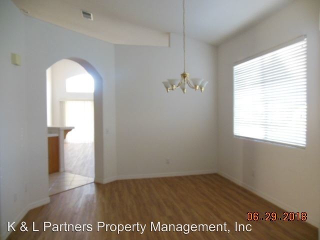Building Photo - 1676 Crescent Knolls Glen