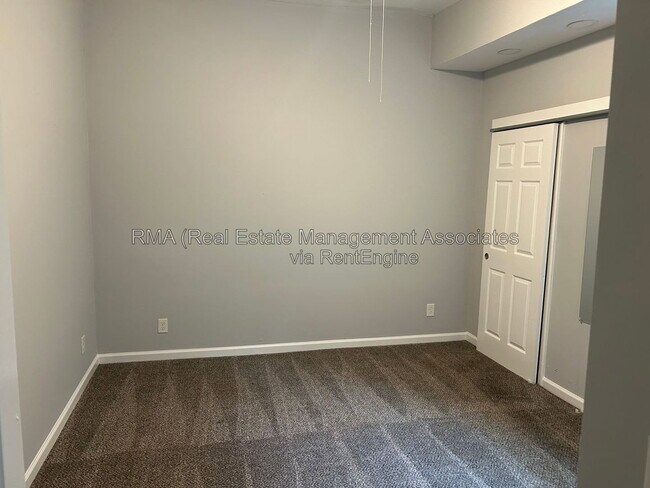 Foto del edificio - 631 W Poplar St