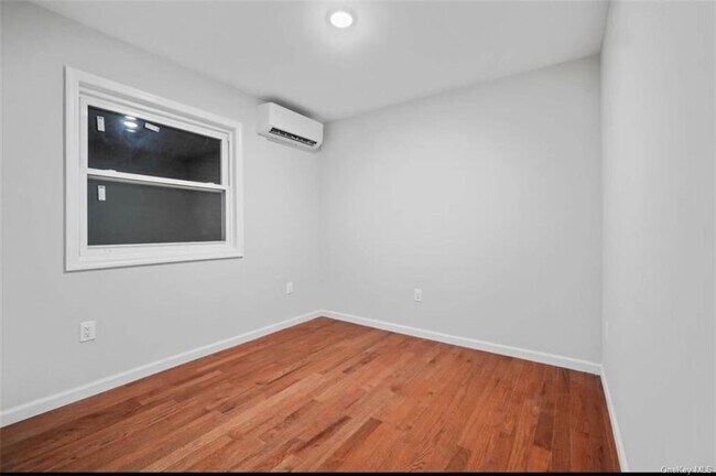 Building Photo - 1007 Adee Ave