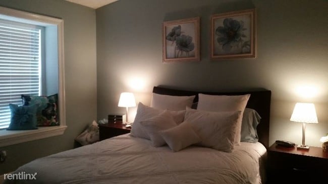 Building Photo - 2 br, 1 bath Condo - 2944 Manhattan Blvd.