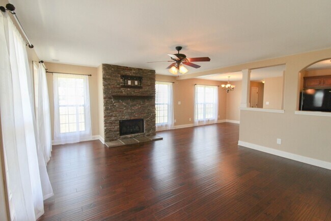 Foto del edificio - Three Bedroom in Hickory Wild!