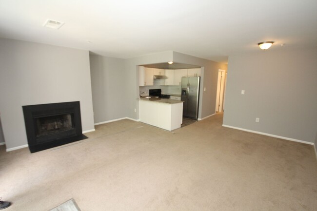 Foto del edificio - Fresh Paint and Updated Condo in Parkville...