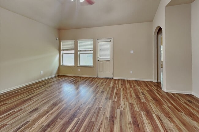 Foto del edificio - 1411 Cameron Park Ln