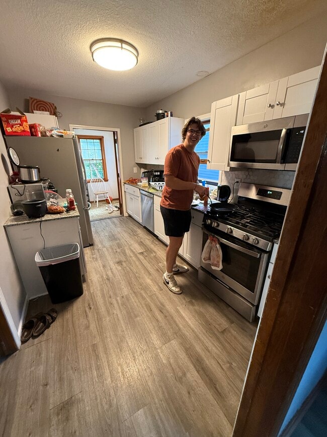 Kitchen - 1960 Lincoln Ave #4