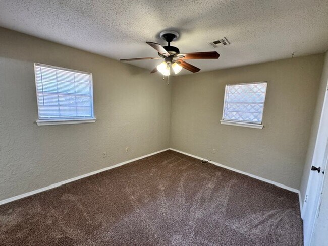 Building Photo - 2021 Elmhurst Dr