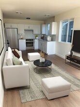 Building Photo - 409 E 99th St