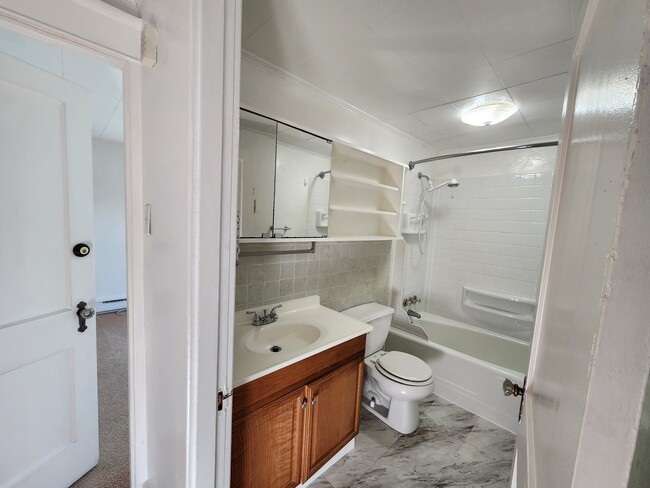 Foto del edificio - 686 Bloom Rd