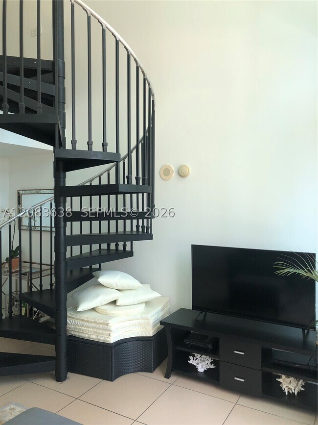 Building Photo - 300 S Biscayne Blvd