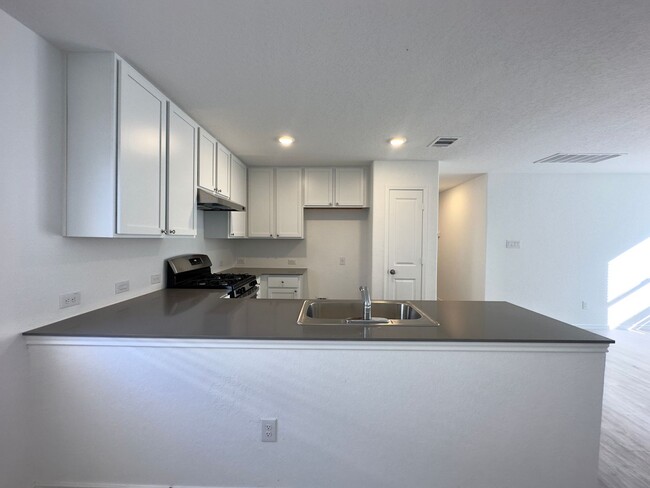 Foto del edificio - Brand New 4 BR Home in the SILOS Community!