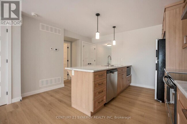 Building Photo - 656 Dollard St