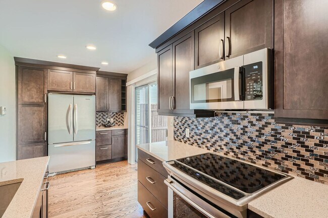 Foto del edificio - Welcome to Your Peaceful 2-Bed 2-Bath Retr...