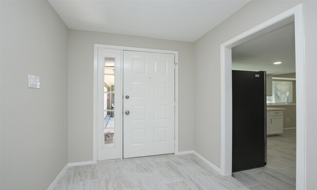 Building Photo - 833 Lakeview Dr