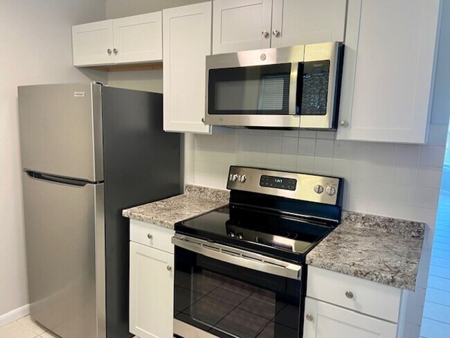 Building Photo - Beautiful 2 Bedroom 1.5 Bath Townhome
