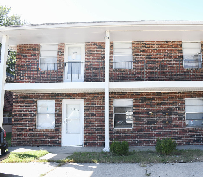 Primary Photo - 2 Bed 1 Bath Raytown Apartment