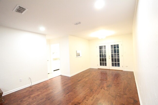 Building Photo - 617 N Magnolia Dr
