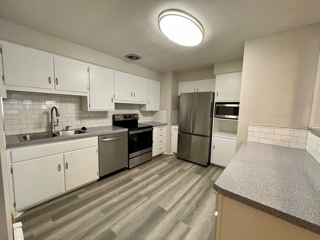 Building Photo - Sublet available until 7/31/25 1-bed 1-bat...