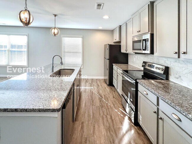 Foto del edificio - 4 Bed, 2 Bath Home with Fenced Yard & Garage / Pet-Friendly / Coming Soon!