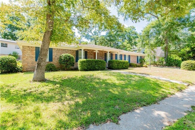 Building Photo - 2704 Woodcliff Dr E