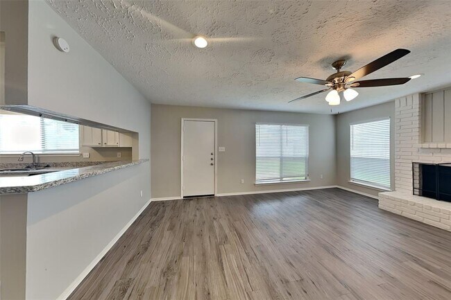 Building Photo - 10314 Pear Oak Dr