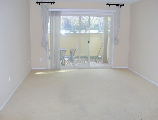 Building Photo - Nice 2 Bedroom 1.25 Bath close to UCR in R...