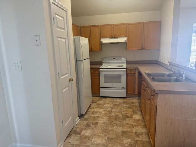 Foto del edificio - Lovely Three Bedroom Home In The Summerville Neighborhood!