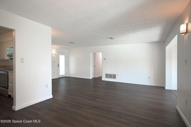 Building Photo - 453 Dolphin St