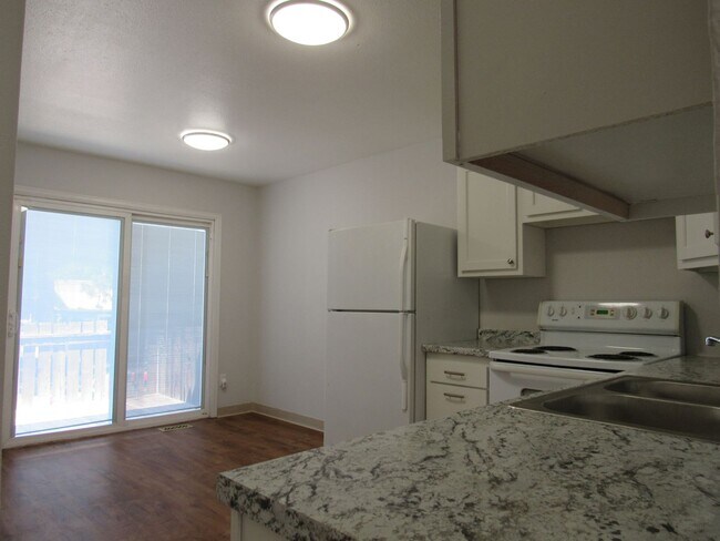 Foto del edificio - Remodeled Huge 4 Bedroom Townhome
