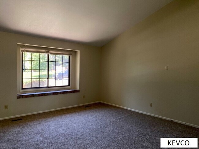 Building Photo - Elegant and Spacious Home!