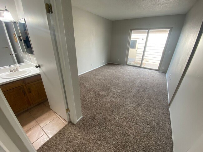 Foto del edificio - Spacious Aurora Townhome